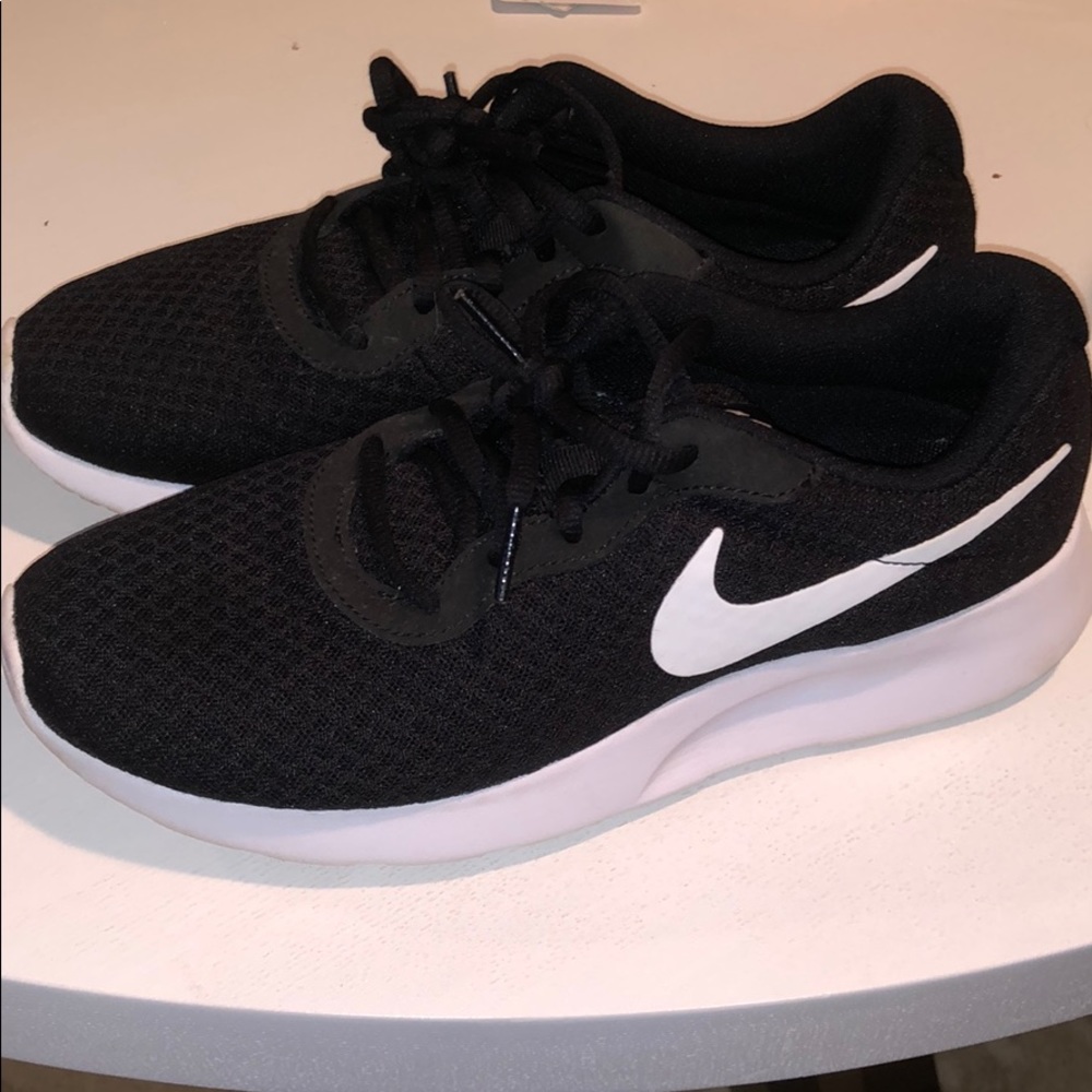 Black nike roshes